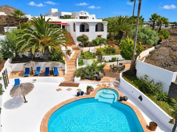 Outstanding property with spectacular seaviews