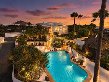 Outstanding property with spectacular seaviews
