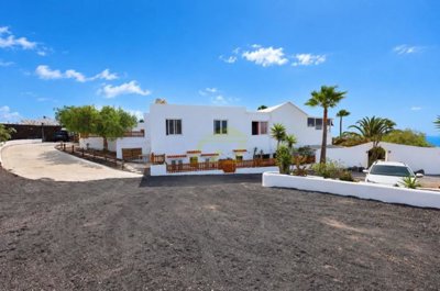 Outstanding property with spectacular seaviews