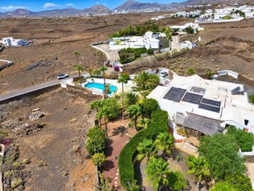 Outstanding property with spectacular seaviews