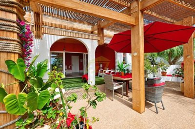 Outstanding property with spectacular seaviews