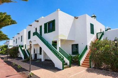 Spacious First Floor Apartment with Communal Pool
