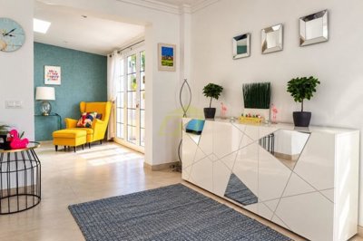 Detached Poperty on Impressive Corner Plot
