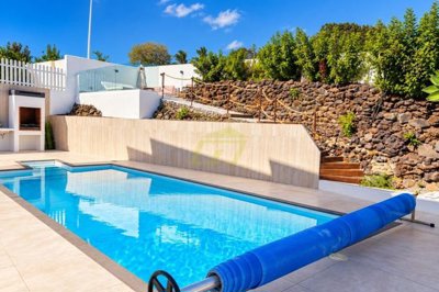 Detached Poperty on Impressive Corner Plot