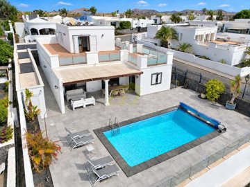 Stylish Villa with Private Pool and Beautiful Sea Views