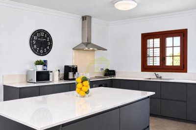 Stylish Villa with Private Pool and Beautiful Sea Views