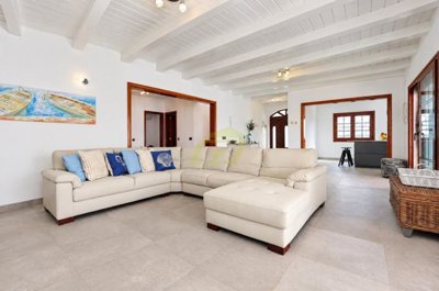 Stylish Villa with Private Pool and Beautiful Sea Views