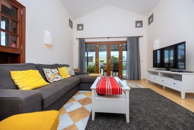 Immaculate fully detached 2 bedroom villa with heated pool in Playa Blanca