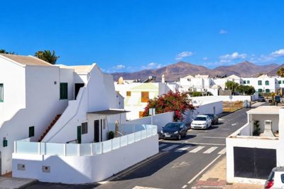 Beautiful South facing property in great location with pool