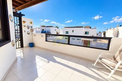 Beautiful South facing property in great location with pool