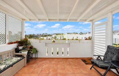 Charming top-floor 1 bedroom apartment with large balcony in Puerto del Carmen.