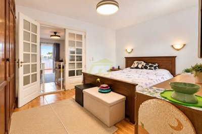 Charming top-floor 1 bedroom apartment with large balcony in Puerto del Carmen.
