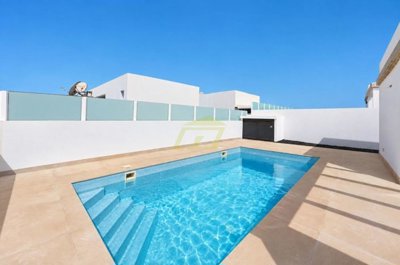Single Level Villa with Private Pool Close to the Promenade