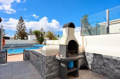 Single Level Villa with Mature Garden and Excellent Outdoor Living
