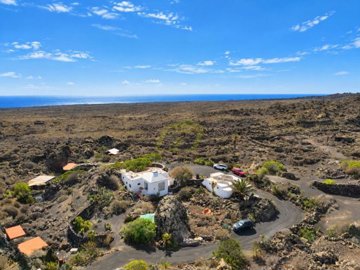 Exclusive Finca with Panoramic Views, Spacious Plot and Separate Guest Area