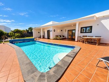 South Facing Villa with mountain views in Playa Blanca