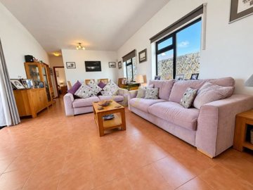 South Facing Villa with mountain views in Playa Blanca