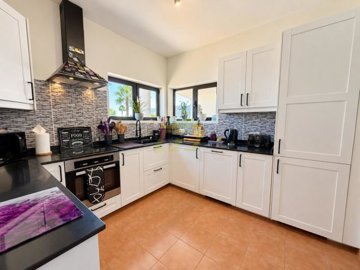 South Facing Villa with mountain views in Playa Blanca