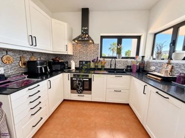 South Facing Villa with mountain views in Playa Blanca
