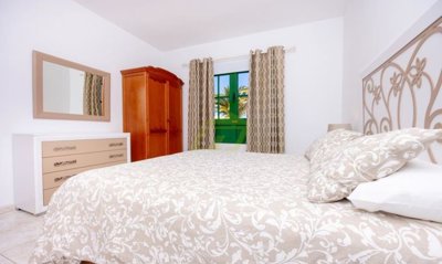 2 bedroom apartment in the San Jancinto complex with sea views and communal swimming pool