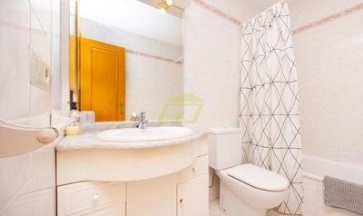 2 bedroom apartment in the San Jancinto complex with sea views and communal swimming pool