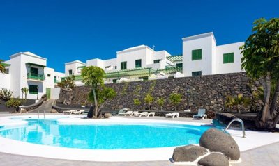2 bedroom apartment in the San Jancinto complex with sea views and communal swimming pool