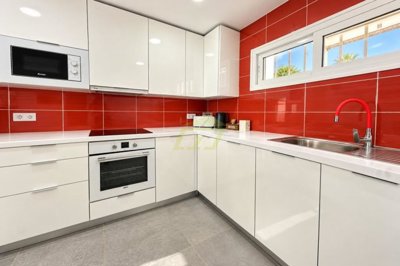 South Facing Large Apartment with Spacious Terrace and Sea Views