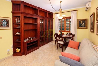 Spacious Five-Bedroom Villa with Pool and Double Garage