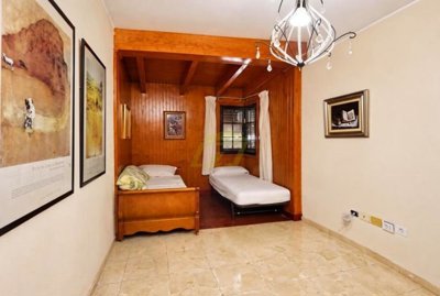 Spacious Five-Bedroom Villa with Pool and Double Garage