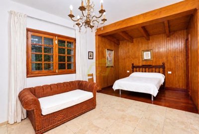 Spacious Five-Bedroom Villa with Pool and Double Garage