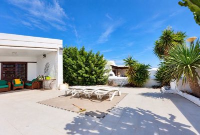 Spacious Five-Bedroom Villa with Pool and Double Garage