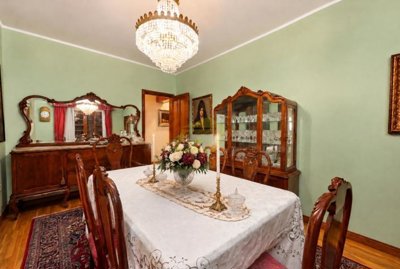 Spacious Five-Bedroom Villa with Pool and Double Garage
