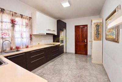 Spacious Five-Bedroom Villa with Pool and Double Garage