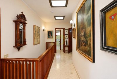 Spacious Five-Bedroom Villa with Pool and Double Garage