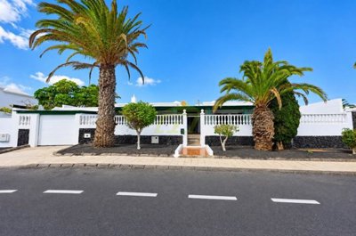 Charming Five Bedroom Villa with Sun Terrace and Garage