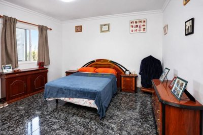 Charming Five Bedroom Villa with Sun Terrace and Garage