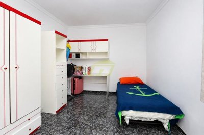 Charming Five Bedroom Villa with Sun Terrace and Garage