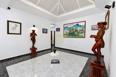 Charming Five Bedroom Villa with Sun Terrace and Garage