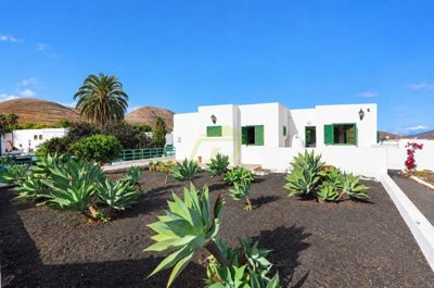 Character Home on a Generous Plot in Yaiza