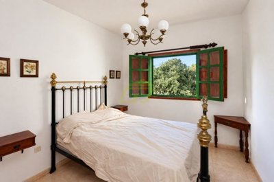 Character Home on a Generous Plot in Yaiza