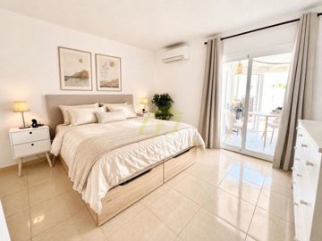 Stunning Villa with Panoramic Roof Terrace and Direct Access to the Sea