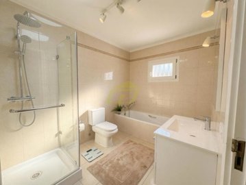 Stunning Villa with Panoramic Roof Terrace and Direct Access to the Sea