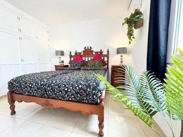 Stunning Villa with Panoramic Roof Terrace and Direct Access to the Sea