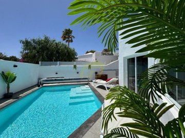 Stunning Villa with Panoramic Roof Terrace and Direct Access to the Sea