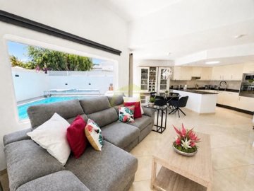 Stunning Villa with Panoramic Roof Terrace and Direct Access to the Sea