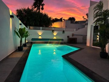 Stunning Villa with Panoramic Roof Terrace and Direct Access to the Sea