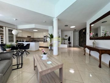 Stunning Villa with Panoramic Roof Terrace and Direct Access to the Sea