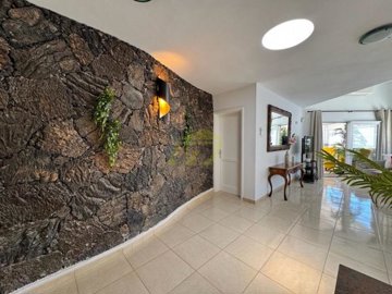 Stunning Villa with Panoramic Roof Terrace and Direct Access to the Sea