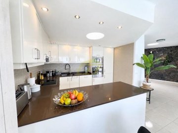Stunning Villa with Panoramic Roof Terrace and Direct Access to the Sea