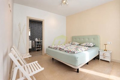 Beautifully Maintained, Fully Furnished Family Home